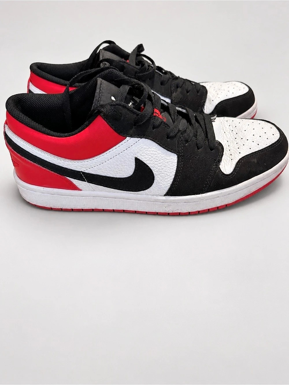 Nike Color Block Sneakers in Black & Red Like New